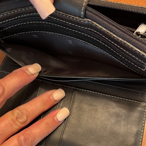 Kenneth Cole Black Leather Wallet - Picture 7 of 8